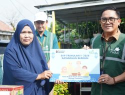 Berbagi di Bulan Ramadan, Pegawai PLN UID Kalselteng Salurkan Sembako untuk Dhuafa Lansia dan Guru TPQ