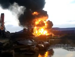 Petang Mencekam di Kota Besi, Tongkang Terbakar dan Meledak! Satu Tewas dan Satu Masih Hilang