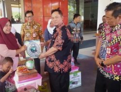 Bupati Katingan Serahkan Bantuan bagi Orang Tua Siswa Sekolah Rakyat