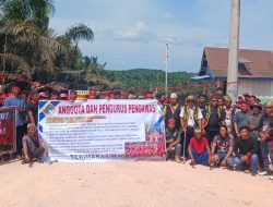 Warga Desa Sekoban Blokade Kebun PT FLTI