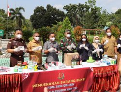 Kejari Pulang Pisau Musnahkan Barang Bukti 15 Perkara, Tegaskan Komitmen Eksekusi Hukum