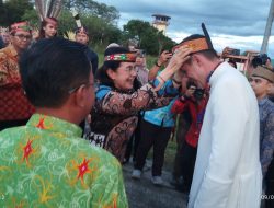 Datang Tanpa Ajudan, Sekretaris Dubes Vatikan Disambut Adat Dayak di Palangka Raya