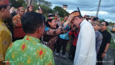 Datang Tanpa Ajudan, Sekretaris Dubes Vatikan Disambut Adat Dayak di Palangka Raya