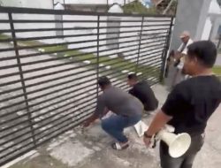 Aksi Unik di Kantor Pertamina Palangka Raya, Massa Lepas Ratusan Kodok Protes Semrawutnya BBM