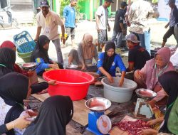 24 Tahun Menanti, Warga Tinggiran Baru Kembali Rasakan Kebersamaan Idul Adha melalui Tebar Berkah Daging YBM PLN