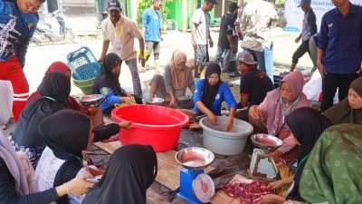 24 Tahun Menanti, Warga Tinggiran Baru Kembali Rasakan Kebersamaan Idul Adha melalui Tebar Berkah Daging YBM PLN