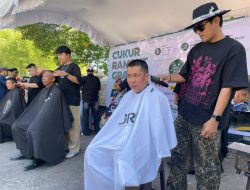 Wali Kota Palangka Raya Berikan Layanan Barber Gratis