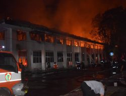 Dini Hari! Kantor Biro Kesra Pemprov Kalteng Terbakar, Api Diduga Muncul dari Lantai Dua