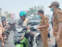 Dinkes Palangka Raya Bagikan Masker ke Pengendara
