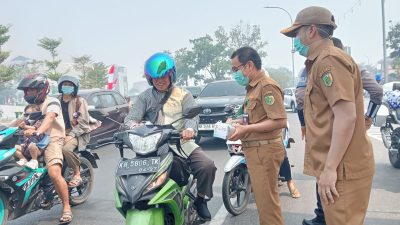 Dinkes Palangka Raya Bagikan Masker ke Pengendara