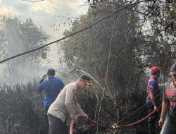 Pegang Selang di Tengah Asap, Kapolres Seruyan AKBP Beddy Suwendi Berjibaku Padamkan Kebakaran Lahan