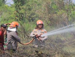 Pegang Selang di Tengah Asap, Kapolres Seruyan AKBP Beddy Suwendi Berjibaku Padamkan Kebakaran Lahan