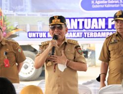 Gubernur Kalteng Salurkan Bantuan Pangan dan BLT KHBS bagi Warga Pahandut