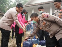 Sambangi Warga Terdampak Kemarau dan Asap, Polres Barsel Salurkan 20 Ribu Liter Air Bersih