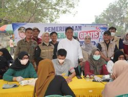 Wagub Kalteng Salurkan 1.550 Paket Bantuan Pangan di Desa Kujan