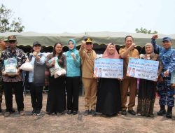 Pemprov Kalteng Salurkan 1.000 Paket Bantuan bagi Warga Terdampak Karhutla di Pantai Lunci